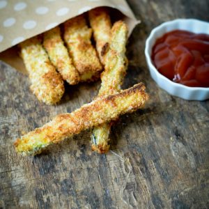 Frites de courgettes panées avec ketchup