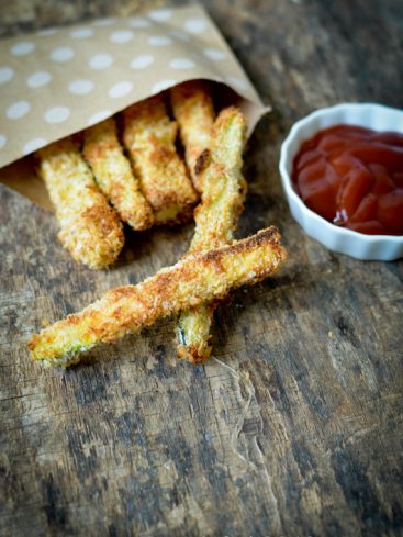 Frites de courgettes panées avec ketchup