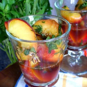 Pêches marinées à la menthe dans des verres