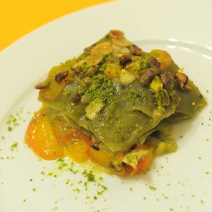 Pâtisserie orientale verte avec pistaches et amandes.