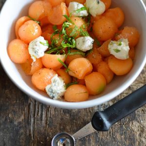 Salade melon, gorgonzola et basilic dans un bol.