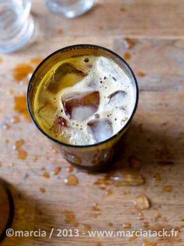 Café glacé dans un verre, sur table en bois