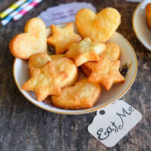 Assortiment de biscuits sablés en forme de coeur et étoile.