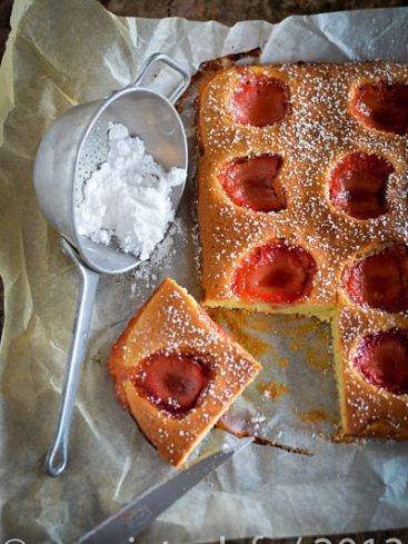 Gâteau aux prunes, saupoudré de sucre glace.