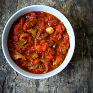 Piperade basquaise maison en bol blanc