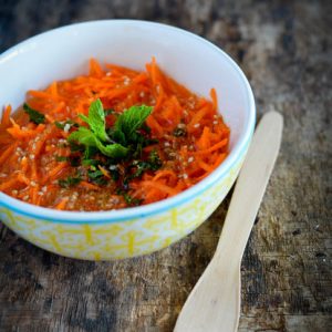 Salade de carottes râpées avec menthe, sésame et fourchette bois
