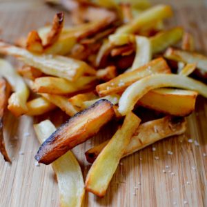 Frites de panais maison, croustillantes et salées.
