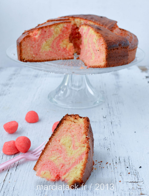 Zébra cake rose à la fraise tagada, le gâteau zébrée aux jolies couleurs
