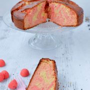 un gâteau marbré en rose, au fraise tagade tranché