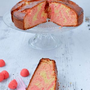 Gâteau marbré rose et jaune sur présentoir.