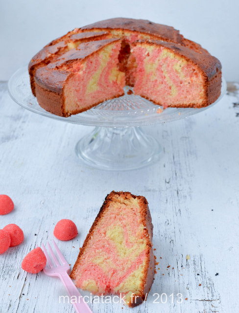 un gâteau marbré en rose, au fraise tagade tranché