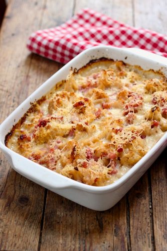 gratin chou fleur béchamel dans plat en céramique blanc