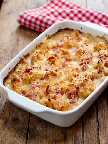 gratin chou fleur béchamel dans plat en céramique blanc