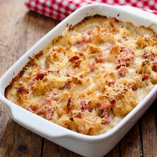 gratin chou fleur béchamel dans plat en céramique blanc