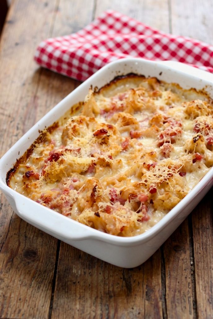 gratin chou fleur béchamel dans plat en céramique blanc
