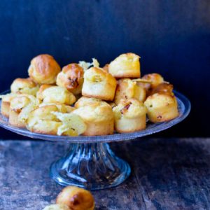 Gougères au fromage sur présentoir en verre
