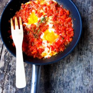 Shakshuka : oeufs pochés dans sauce tomate, poêle