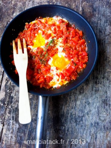 Shakshuka : oeufs pochés dans sauce tomate, poêle