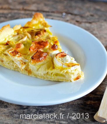 Part de tarte aux légumes sur assiette blanche.