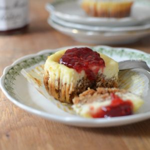 Mini cheesecakes avec confiture de framboise, un dessert délicieux