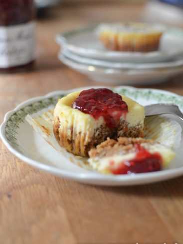 Mini cheesecakes avec confiture de framboise, un dessert délicieux