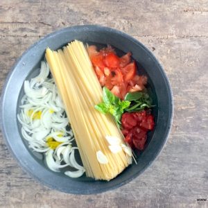 Ingrédients pour pâtes : spaghettis, tomates, oignon, basilic.