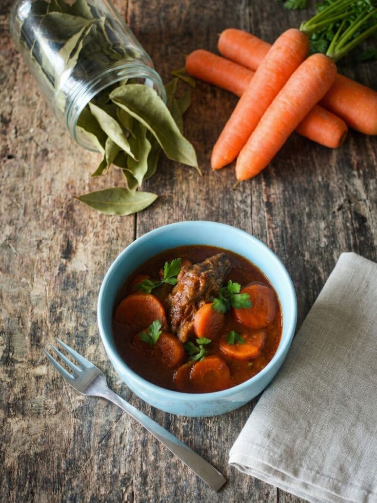 assiette bleue remplie de boeuf carottes