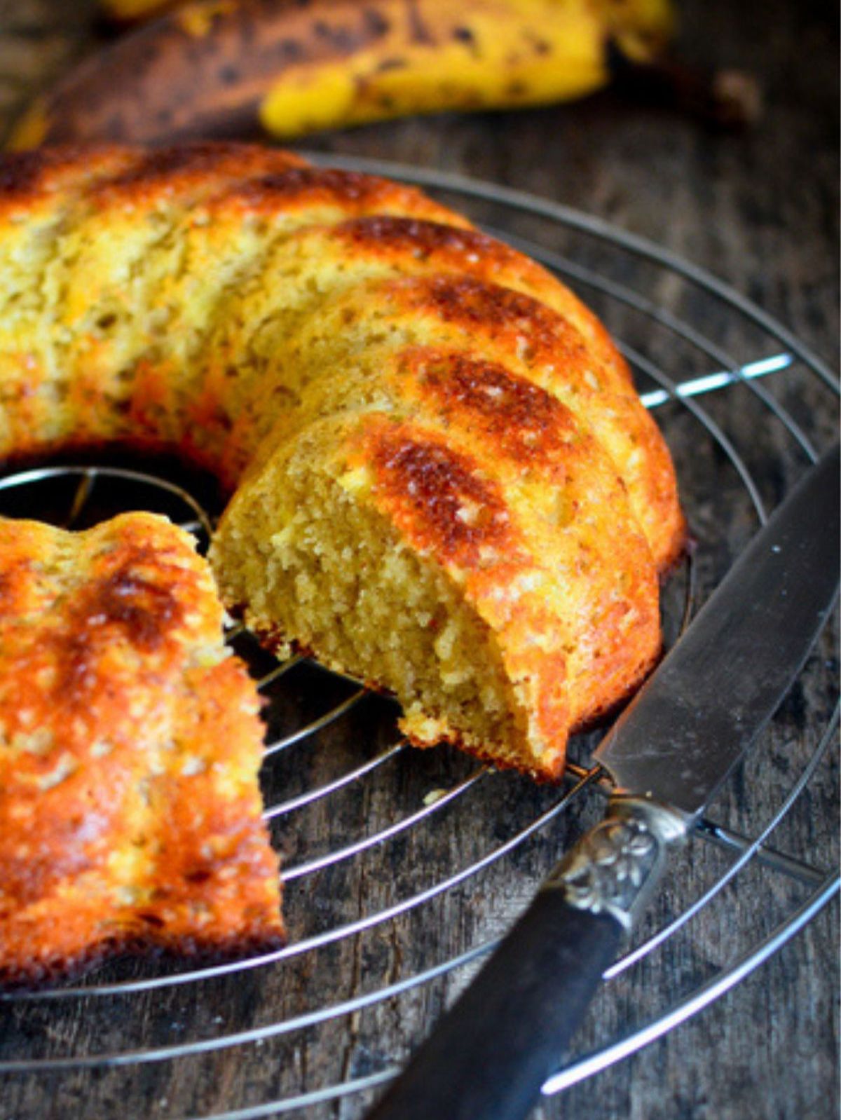 Gâteau à la banane maison sur grille de refroidissement.