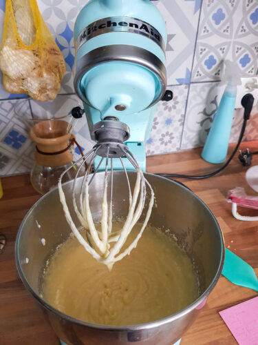 Robot pâtissier KitchenAid turquoise et pâte à gâteau