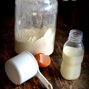 Ingrédients et crêpe : farine, lait, œuf.