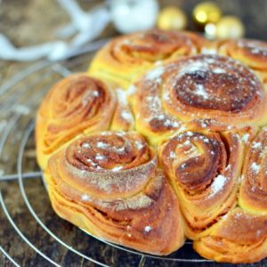 Brioche fleur à la cannelle, décorations Noël