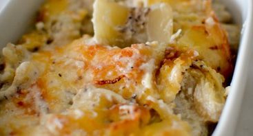 Gratin dauphinois crémeux dans un plat blanc.