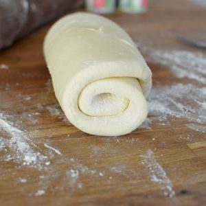 Pâte feuilletée roulée sur planche en bois