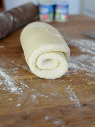 Pâte feuilletée roulée sur planche en bois