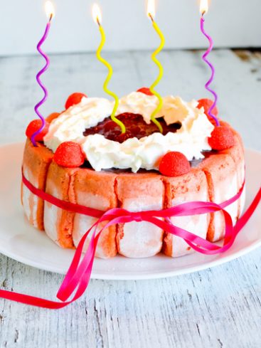 Gâteau d'anniversaire charlotte aux fraises, quatre bougies