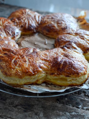 Galette des rois en forme de couronne, dorée et feuilletée