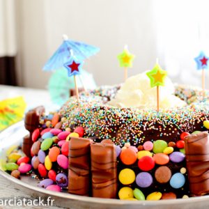 Gâteau au chocolat décoré de bonbons et vermicelles.