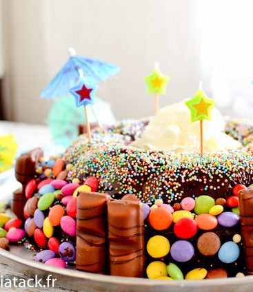 Gâteau au chocolat décoré de bonbons et vermicelles.