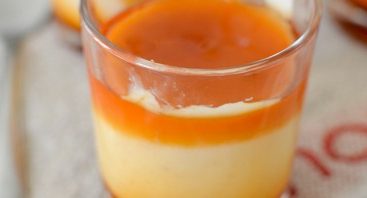 Dessert en verre avec crème et confiture orange