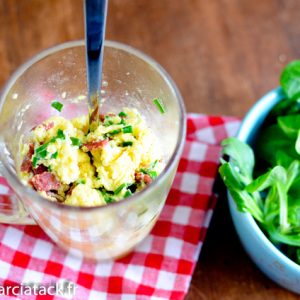 Oeufs brouillés au jambon dans une tasse avec mâche.