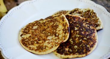 Crêpes à la banane sur assiette blanche
