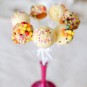 Cake pops colorés dans un vase rose