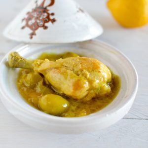 Recette de tajine de poulet au citron confit et olives vertes
