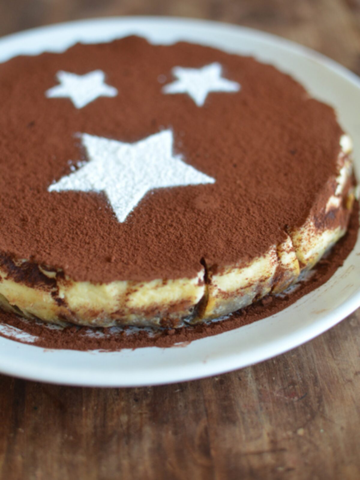 Cheesecake poudré cacao, décor étoiles sucre glace
