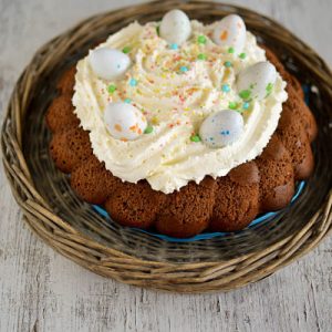 Gâteau de Pâques avec crème et œufs décoratifs