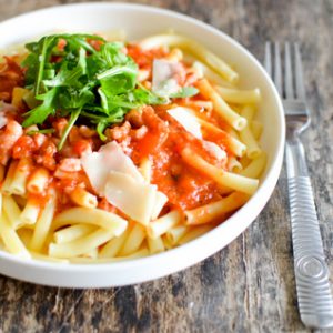 Recette de macaronis aux lardons tomates et roquette