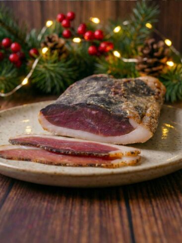 Viande séchée festive sur assiette, décorations de Noël.
