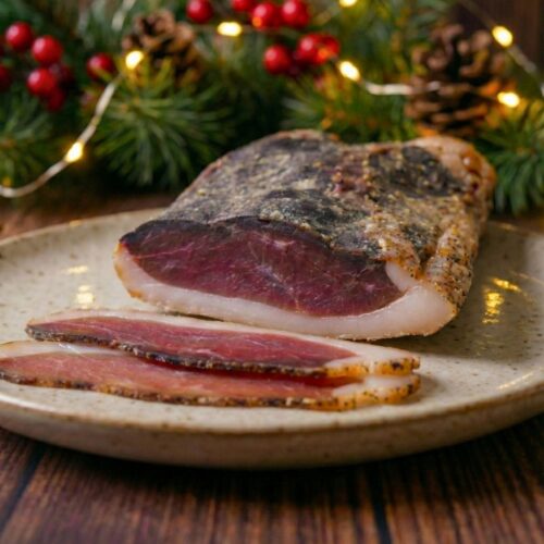 Viande séchée festive sur assiette, décorations de Noël.