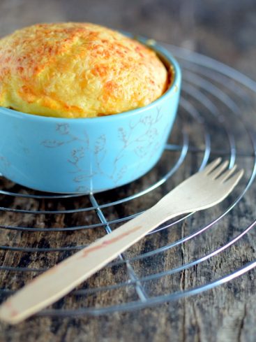 Soufflé au fromage individuel dans un ramequin bleu