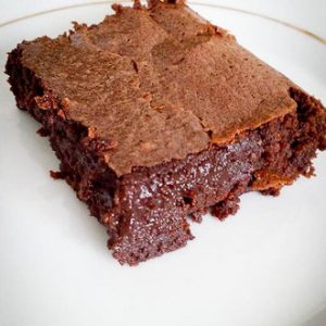 Brownie au chocolat sur assiette blanche.